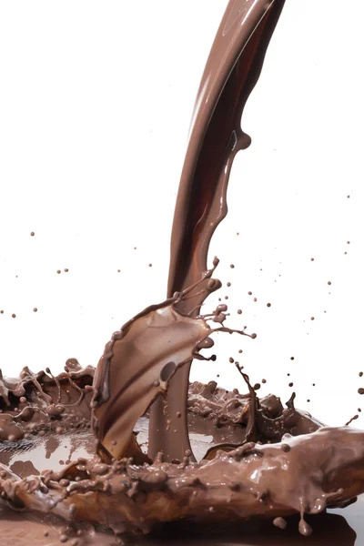 배경에 뜨거운 초콜릿을 튀기는 — 스톡 사진