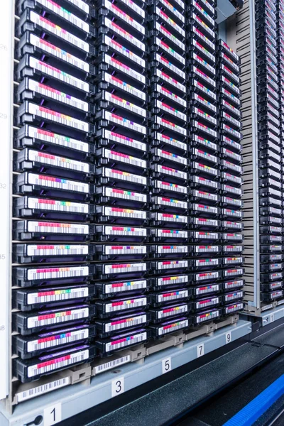 インターネットクラウドセンターのデータバックアップテープの背の高いスタック — ストック写真