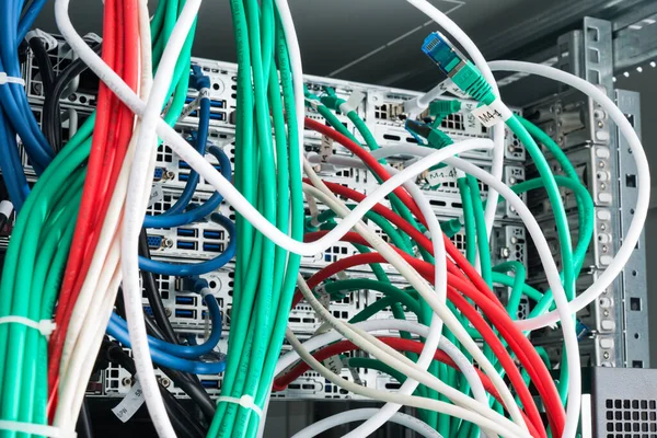 连接光端口的光纤电缆 连接以太网端口的网络电缆 — 图库照片