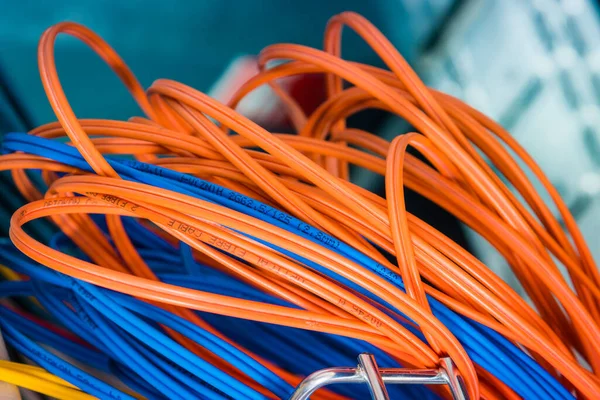 Detalhe Sala Servidor Com Monte Cabos Fibra Óptica — Fotografia de Stock