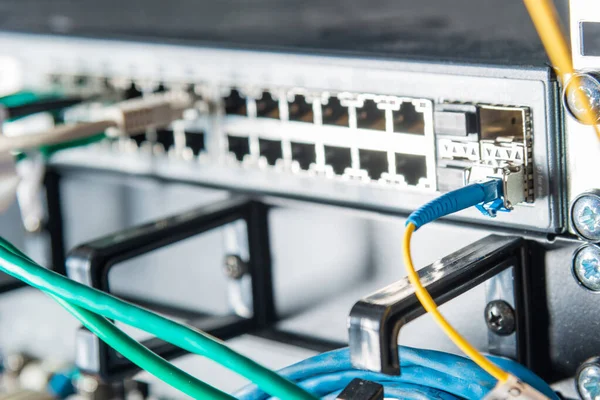 Dettaglio Del Server Con Cavi Patch Collegati Alle Porte Ethernet — Foto Stock