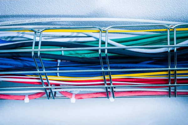 Sunucu Odasının Tavanı Boyunca Uzanan Bir Kablo Koruyucunun Ethernet Kabloları — Stok fotoğraf