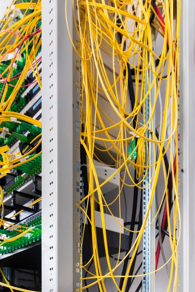 Data Center Con Fascio Cavi Fibra Ottica Collegati All Interruttore — Foto Stock