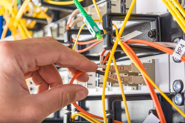 Nahaufnahme Der Hand Des Administrators Der Netzwerkkabel Switch Einbindet — Stockfoto