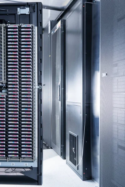 Öppnad Dörr Till Datacenterskåp Fylld Med Datalagring — Stockfoto