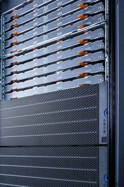 带有被发现的数据存储阵列的服务器机架 包含硬盘驱动器 Internet云提供商的概念 — 图库照片