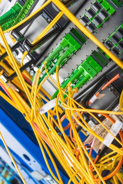 带有光纤电缆连接到前面板交换机端口的服务器机架的详细信息 — 图库照片