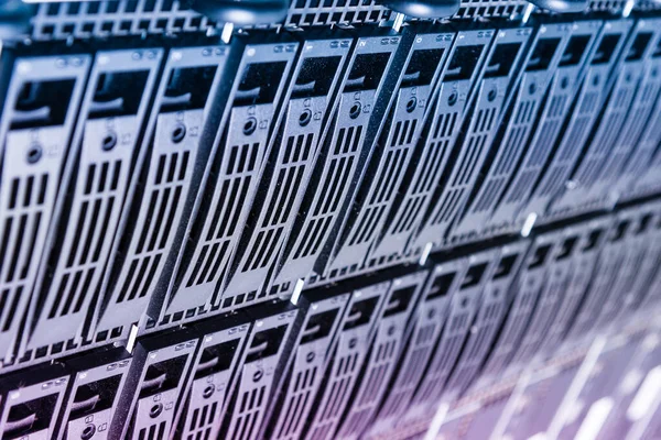 Rij Harde Schijven Die Worden Gebruikt Voor Gegevensopslag Internetdatacenters — Stockfoto