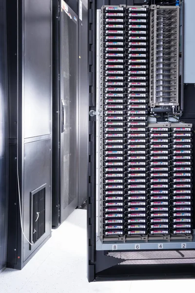 Uma Porta Aberta Armário Centro Dados Enchido Com Armazenamento Dados — Fotografia de Stock