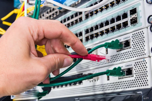 Hand Des Computertechnikers Verbindet Patchkabel Mit Datenschalter — Stockfoto