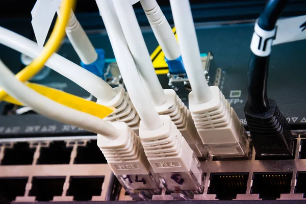 Dettaglio Del Server Con Cavi Patch Collegati Alle Porte Ethernet — Foto Stock