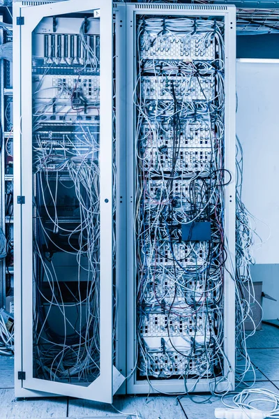 Serverraum Rack Mit Verworrenen Netzwerkkabeln Schafft Unordentliches Netzwerk System — Stockfoto