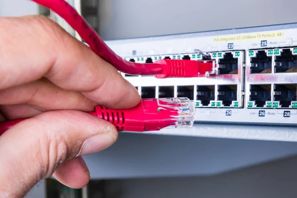 Hand Van Beheerder Aansluiten Van Rode Patch Kabel Lege Schakelbord — Stockfoto