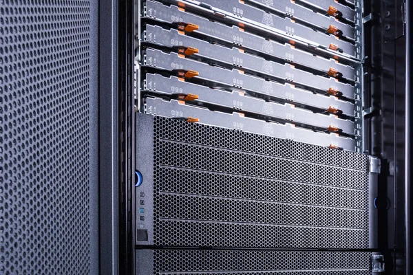 Rack Servidor Com Arrays Armazenamento Dados Descobertos Preenchidos Com Discos — Fotografia de Stock