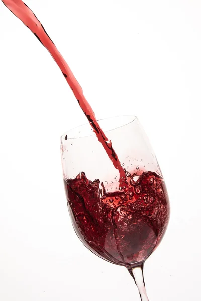 Despejar vinho tinto — Fotografia de Stock