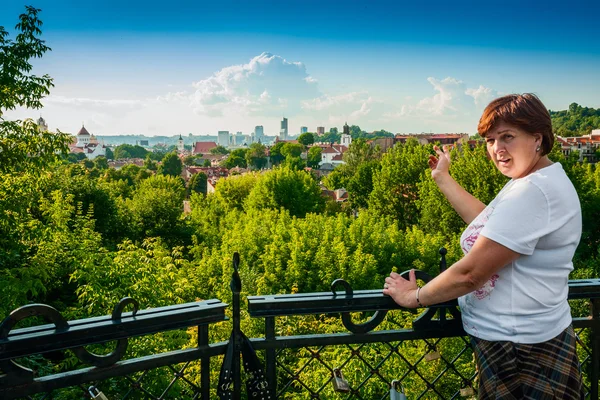 Middelbare leeftijd vrouw met stad — Stockfoto