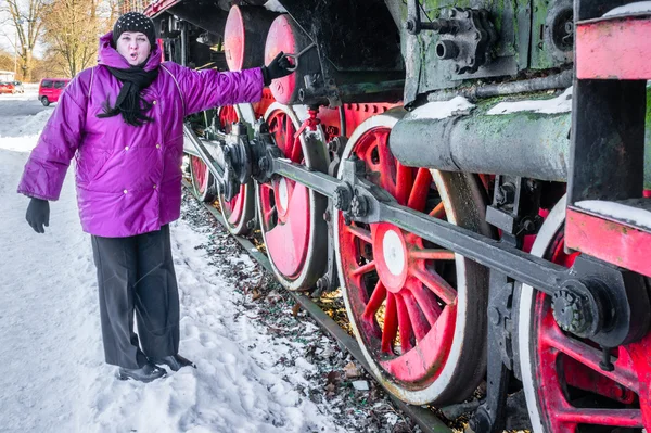 Pretty Woman Old Steam Locomotive Wheel Rods — Stock Photo, Image