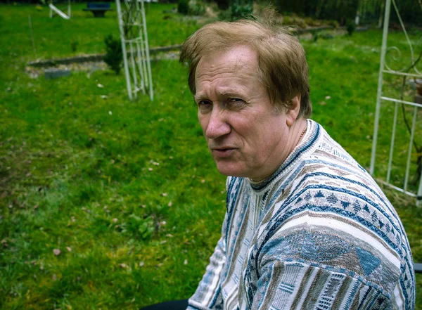 Portrait Homme Âgé Reposant Dans Forêt — Photo