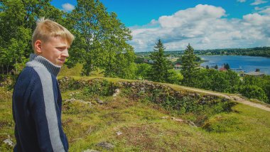 Görünümlü mavi göl güneşli bahar günde Tepesi'nden adam