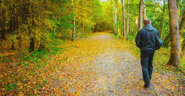 Yaşlı adam açık havada. Sonbahar