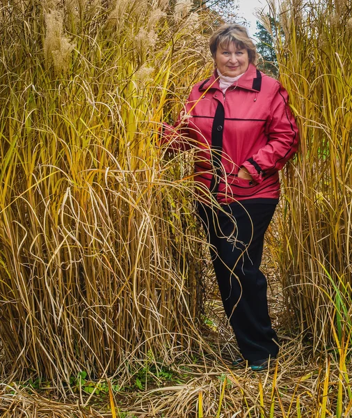 Frau Mittleren Alters Ruht Sich Stadtpark Aus — Stockfoto