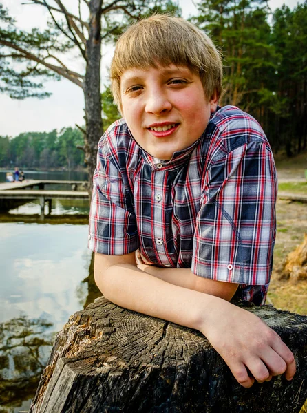 Porträt eines jungen Mannes im Park — Stockfoto