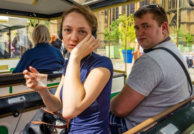 Birkaç genç, şehir parkında eğleniyor.