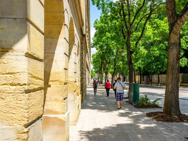 Groupe Touristes Matures Promènent Dans Les Rues Vieille Ville — Photo