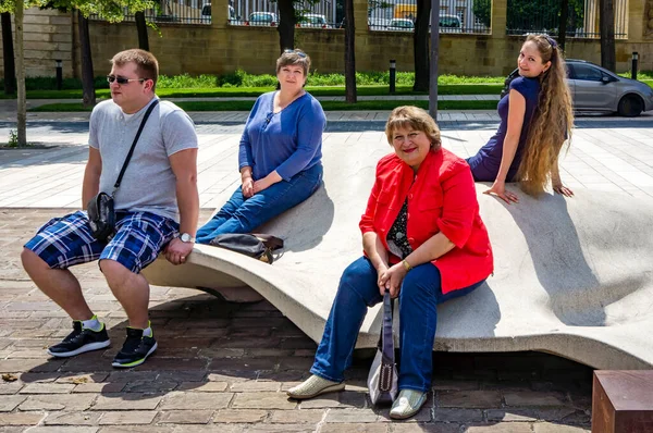 Grupp Mogna Turister Genom Gatorna Den Gamla Staden — Stockfoto