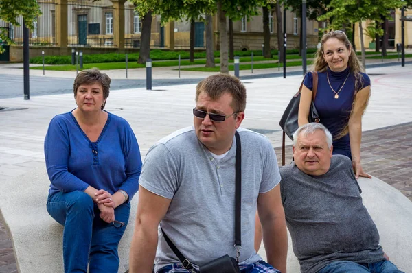 Grupp Mogna Turister Genom Gatorna Den Gamla Staden — Stockfoto