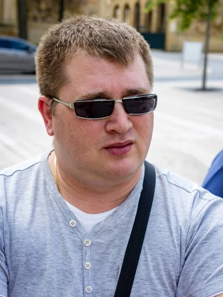 Retrato Hombre Maduro Gafas Sol Descansando Parque Urbano —  Fotos de Stock