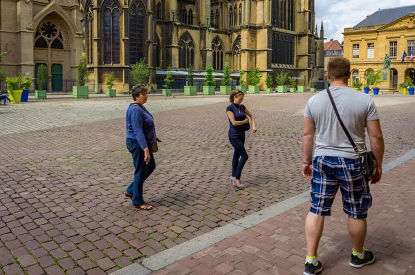 Érett Turisták Egy Csoportja Sétál Óváros Utcáin — Stock Fotó