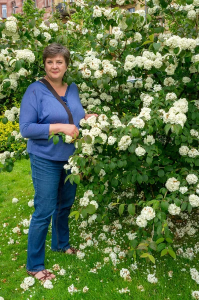 Una Donna Matura Allegra Sorrise Fotografo Riposo Nel Parco Della — Foto Stock