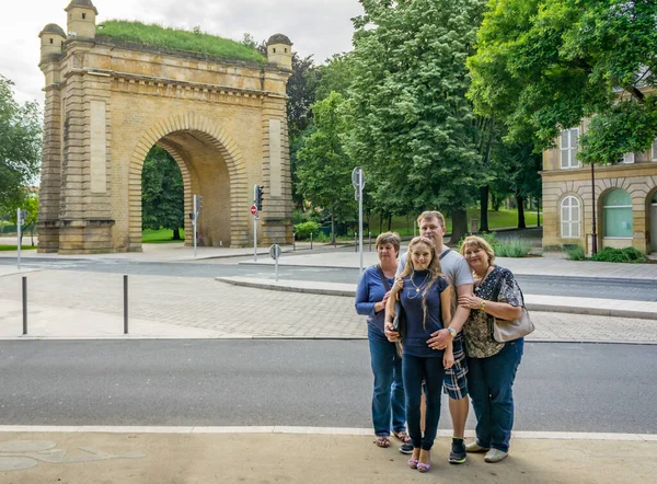 Grupp Mogna Turister Genom Gatorna Den Gamla Staden — Stockfoto