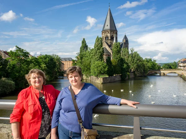 Deux Belles Femmes Mûres Marchant Dans Les Rues Vieille Ville — Photo