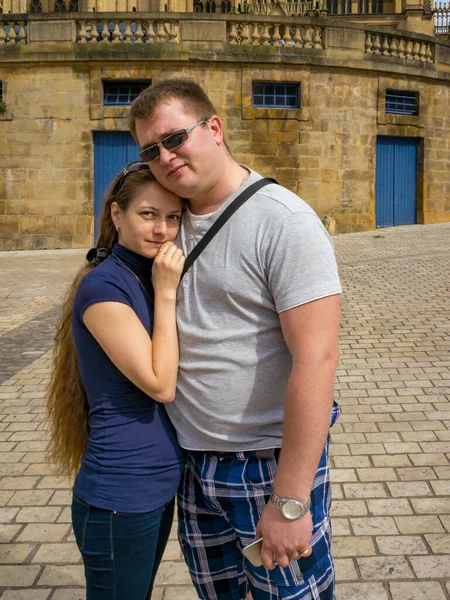 Ein Paar Junge Leute Amüsieren Sich Auf Den Straßen Der — Stockfoto