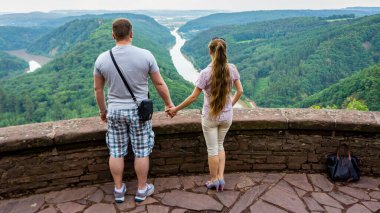 Bir çift genç yazın parkta eğleniyor..