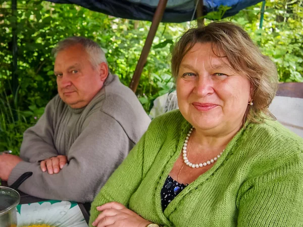 Glad Mogen Kvinna Log Mot Fotografen Vila Stadsparken — Stockfoto