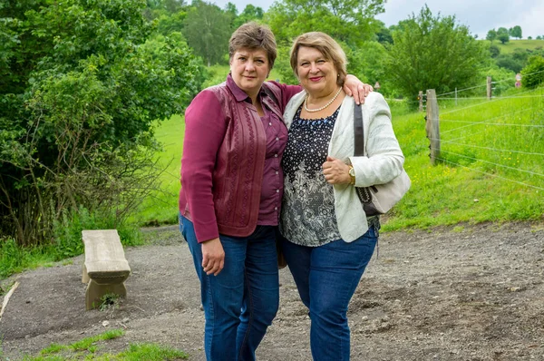 Två Trevliga Mogna Kvinnor Koppla Stadspark Tittar Fotografen Med Ett — Stockfoto