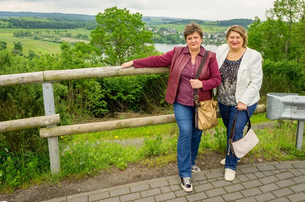 Två Trevliga Mogna Kvinnor Koppla Stadspark Tittar Fotografen Med Ett — Stockfoto