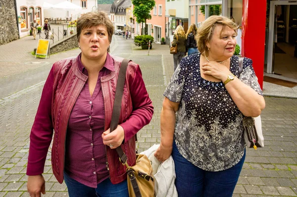 Två Trevliga Mogna Kvinnor Går Genom Gatorna Den Gamla Staden — Stockfoto