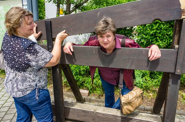 Due Belle Donne Mature Che Camminano Strade Della Città Vecchia — Foto Stock