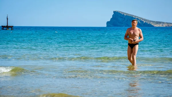 Homme Mûr Reposant Sur Côte Mer Par Une Journée Ensoleillée — Photo