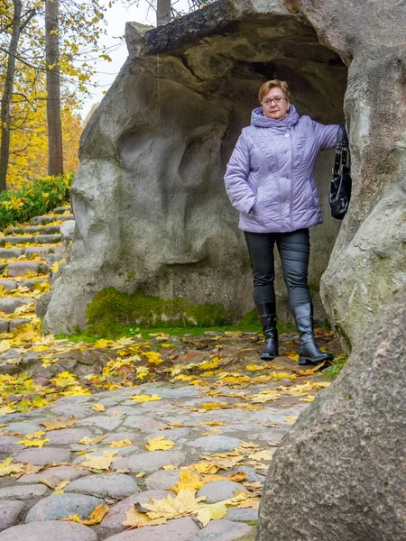 Volwassen Mollige Vrouw Bril Blauwe Jas Rusten Een Stad Park — Stockfoto