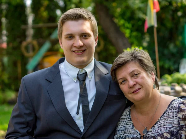 Étudiant Fils Mère Marcher Dans Parc Ville — Photo