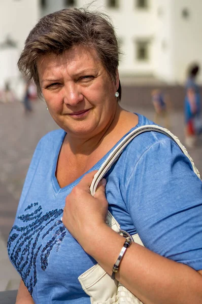 Maturo Paffuto Donna Blu Passeggiate Strade Della Città Vecchia Lei — Foto Stock