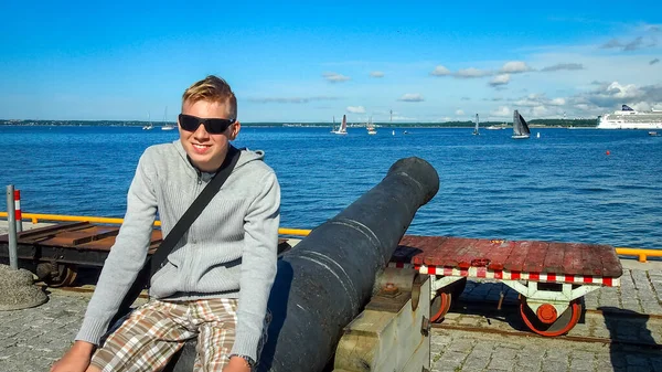 Chlápek Slunečních Brýlích Odpočívá Pobřeží Baltského Moře Sedět Vedle Starého — Stock fotografie