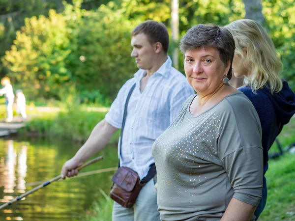 Groupe Touristes Matures Promènent Dans Parc Bord Rivière Photo De Stock