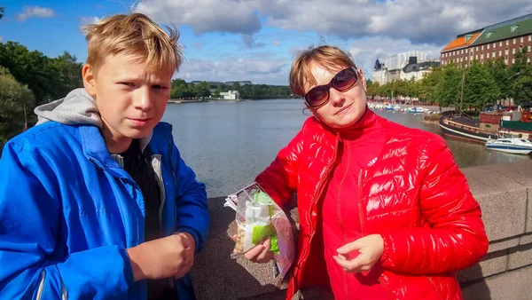 Pár Mladých Lidí Baví Ulicích Starého Města — Stock fotografie