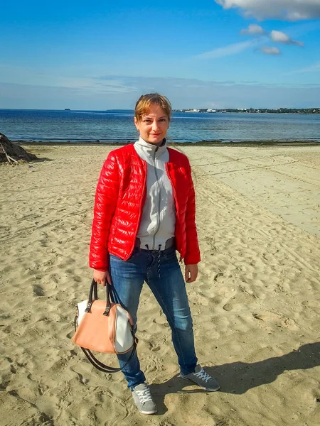 Vrolijke Volwassen Vrouw Het Rood Ontspannen Een Stad Park Aan — Stockfoto